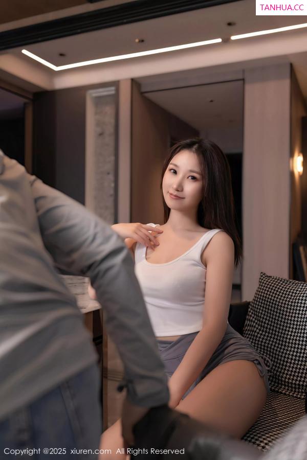   [XiuRen]高清写真图 2025.04.29 No.10220 杏子Yada 暖灰短裤第12张图片